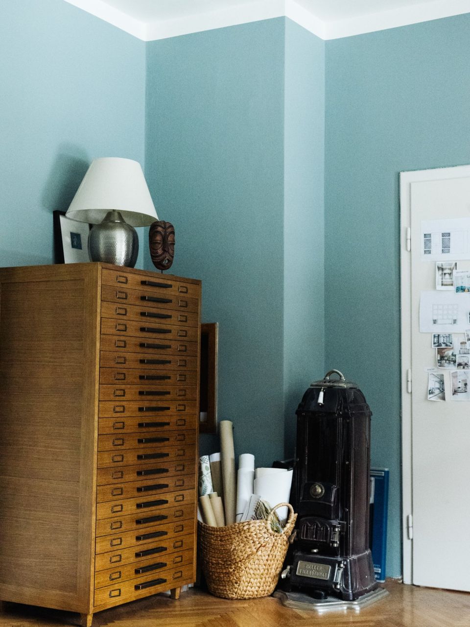 Vintage-Planschrank aus Holz und schwarzer Ofen vor Wänden in Farrow & Ball Oval Room Blue.